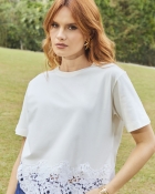 T-shirt Oversized Off White com Aplicação de Renda