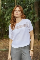 Blusa Branca Aplicação Crochê de Régua