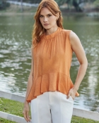Bata Laranja Gola Redonda e Peplum 